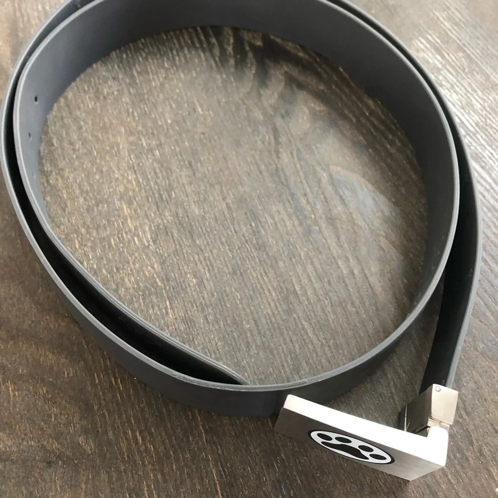 Clazic Grey belt with paw print buckle